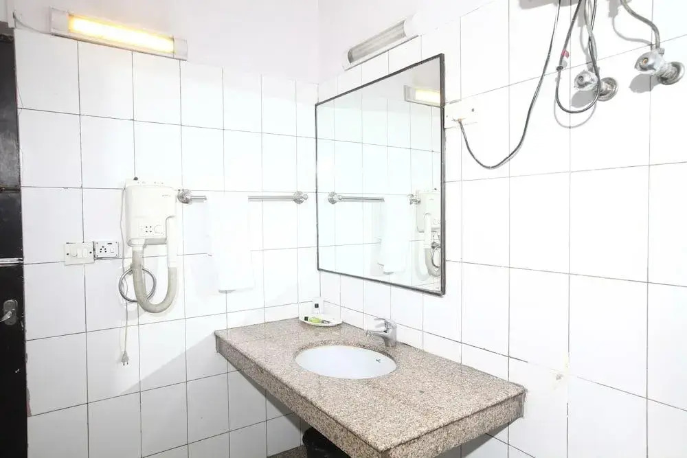 OYO 358 Hotel Golden Leaf