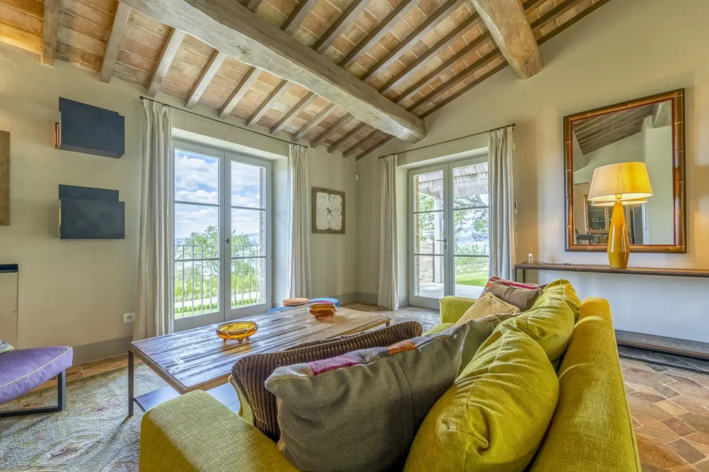 On a private road, nestled among olive trees and unspoilt landscapes, lies Villa Polvese. In an elev-Villa Polvese