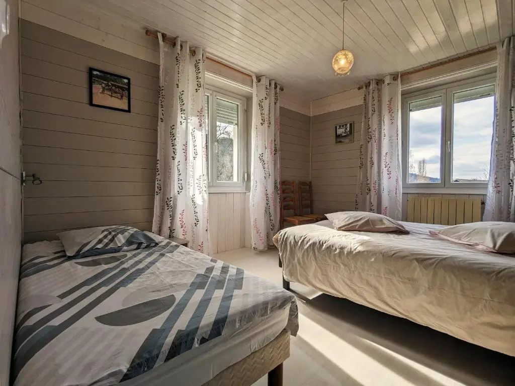 Gîte spacieux en ancienne ferme rénovée, idéal pour familles et amis - proche randos et sites touristiques - FR-1-589-6