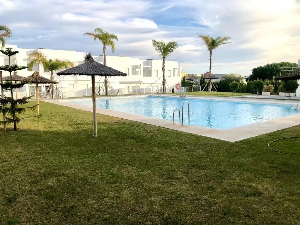 GATU Conil Sunset casa junto el mar con jardín privado, parking gratis y piscina común -Mayores de 21 años y familias