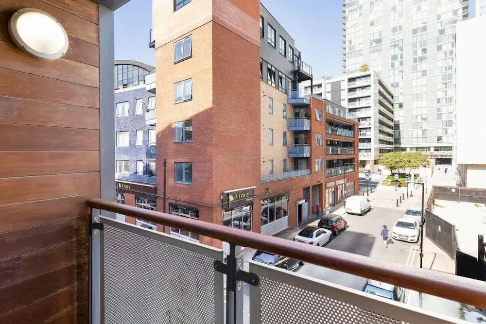 2 Bed W/private Balcony 10 min to Canary Wharf Stn