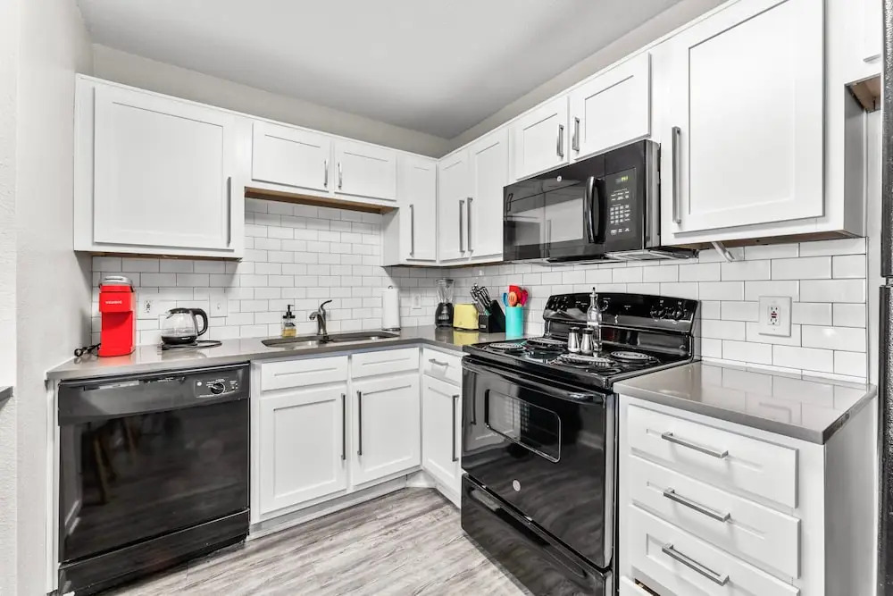 Cozy Chic 2BR King Suite w Gym Pool Close to DT