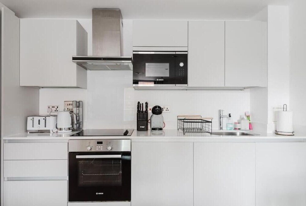 Beautiful 1 Bedroom Waterfront Apartment With Parking in Gloucester Docks