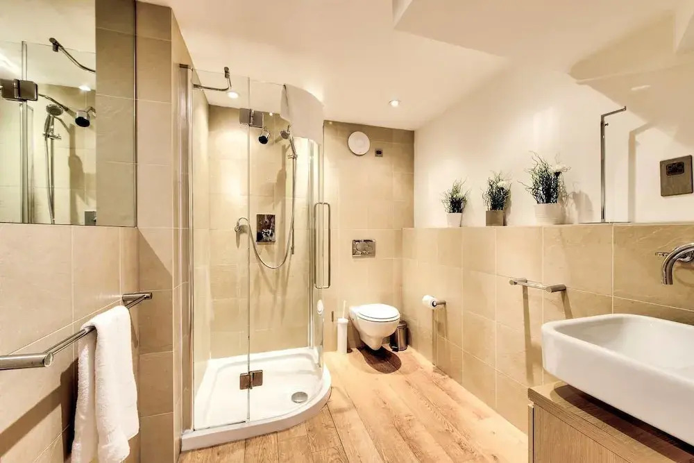 JOIVY Quiet Mews Street Apartment in the Heart of Edinburgh