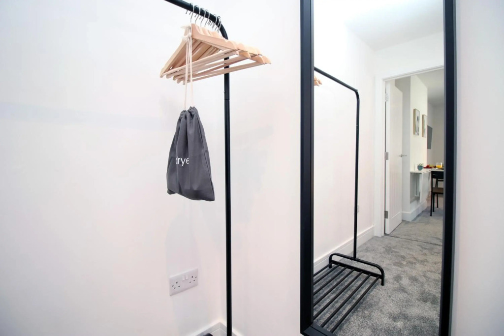 Affinity Serviced Apartments, 5 mins drive to City Centre, Free Parking, WiFi - by Stay South Wales