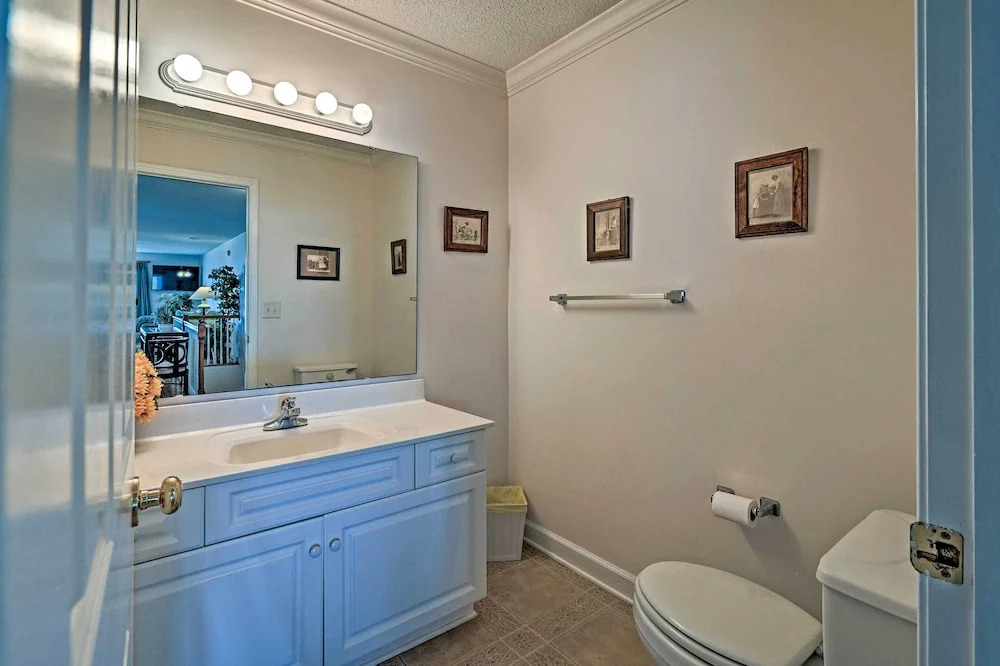 Murrells Inlet Home w/ 3 Decks - 1 Block to Beach!