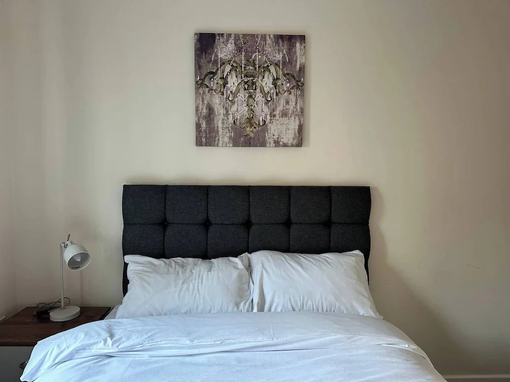 House - Sleeps 12 - Parking - Wifi