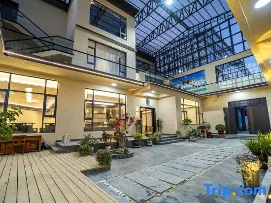 Floral Hotel · Vista Seek Oxygen-Rich View Hotel (Songzanlin Scenic Area Branch)