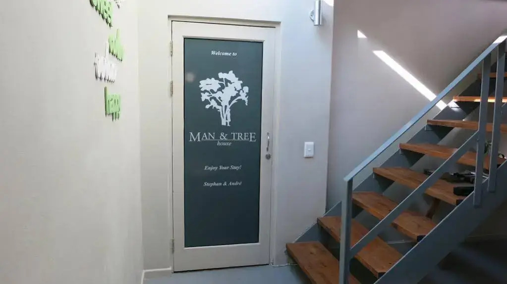 Man And Tree House - De Waterkant
