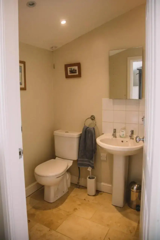 Wayside , 3 bed , 2 bath charming house close to Lincoln