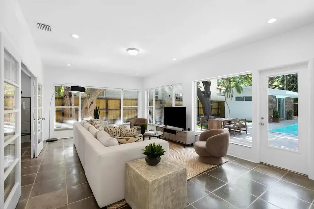 Memory Lane - Family Home With Pool
