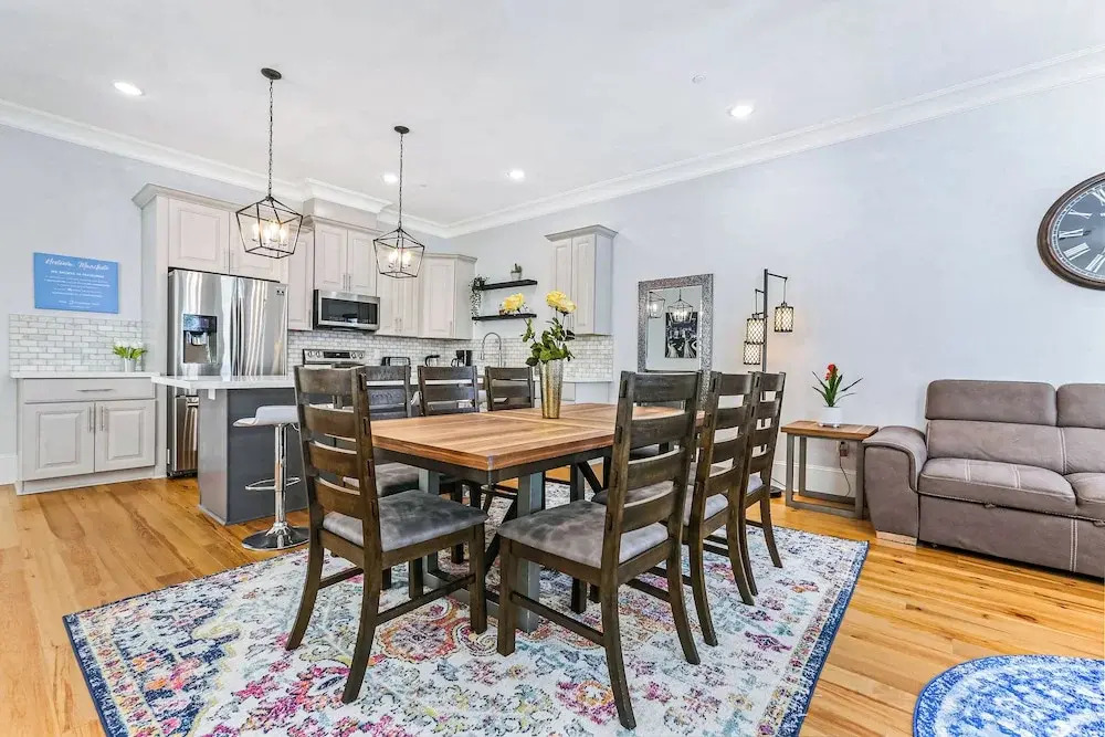 Stunning 4 BR Condo + Pool - Near St. Charles