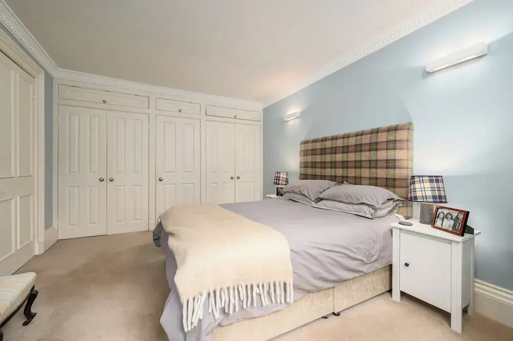 Elegant 3-Bedroom Flat in West End