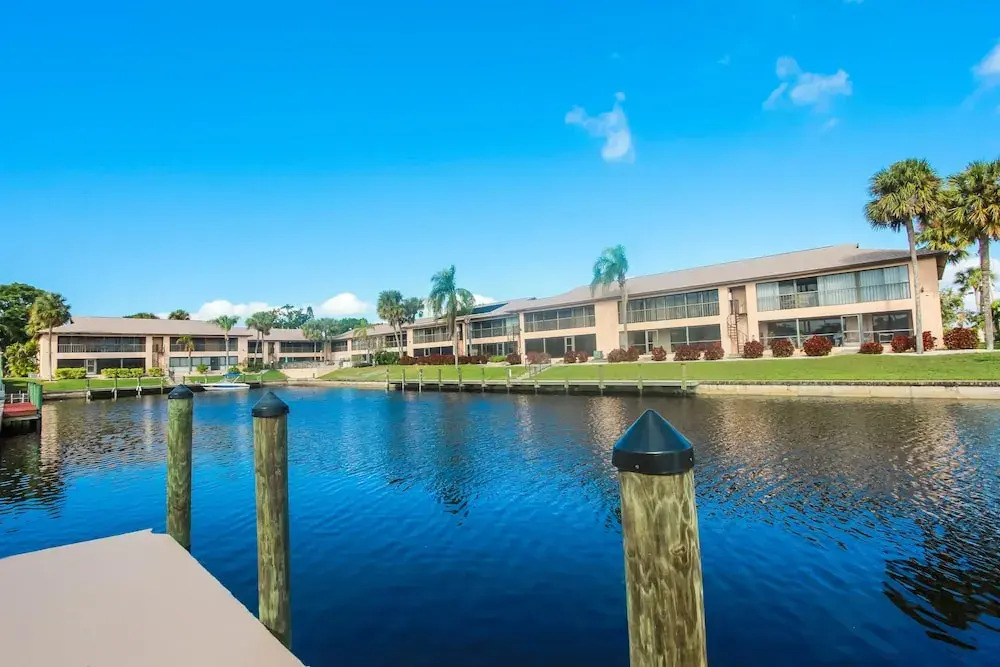 Seatuit Condominiums
