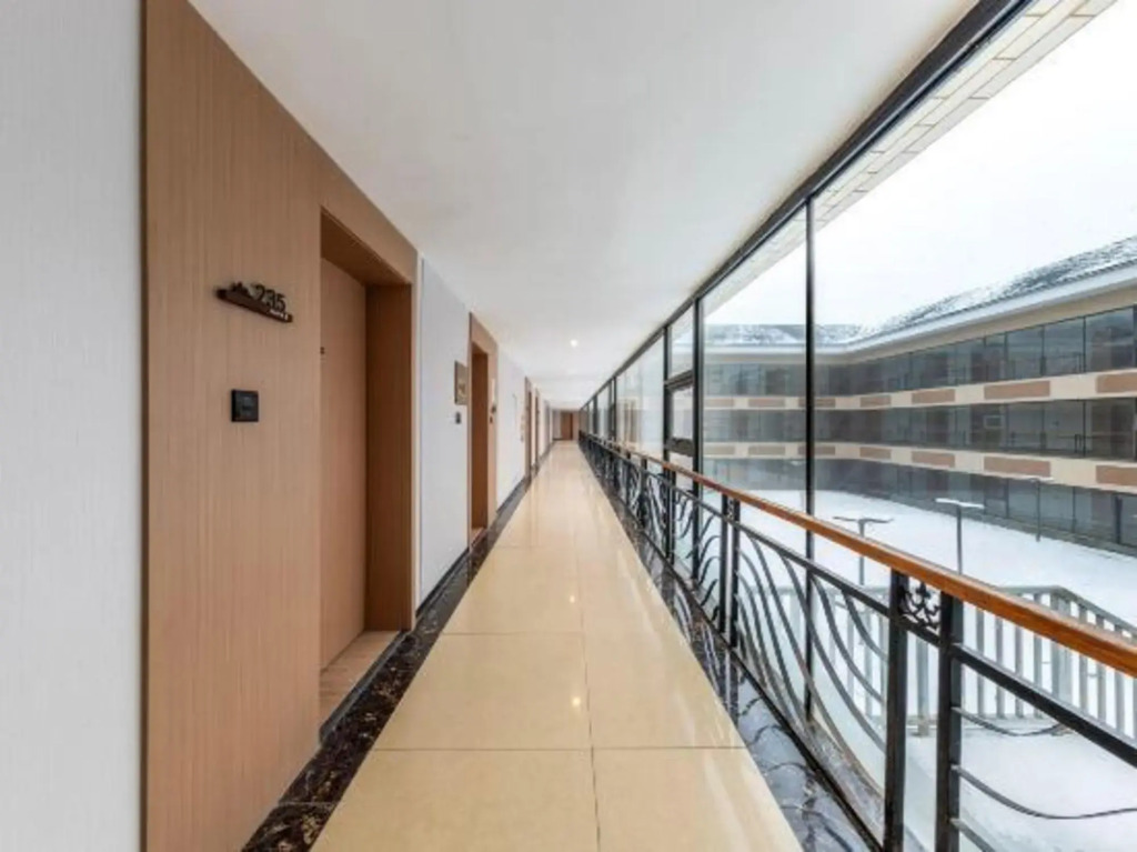 Xiling Snow Mountain Maple Leaf Hotel