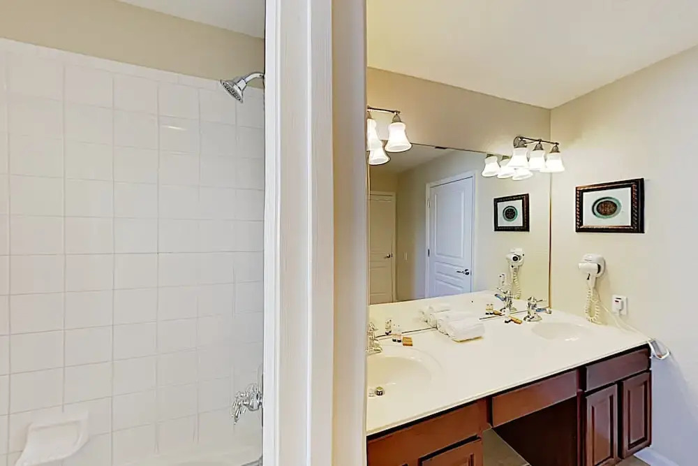 Windsor Hills Oasis: Private Pool, Spa & Game Room 6 Bedroom Home