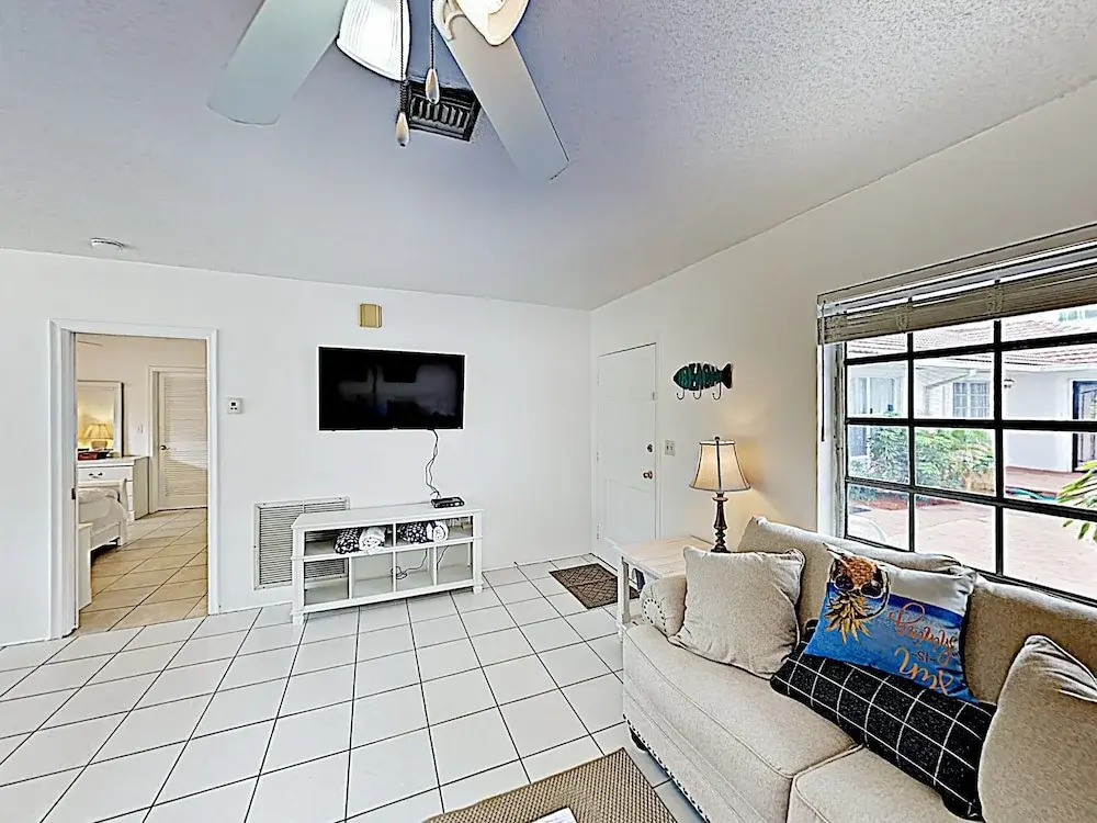 New Listing! Updated Beach W/ Sparkling Pool 1 Bedroom Condo
