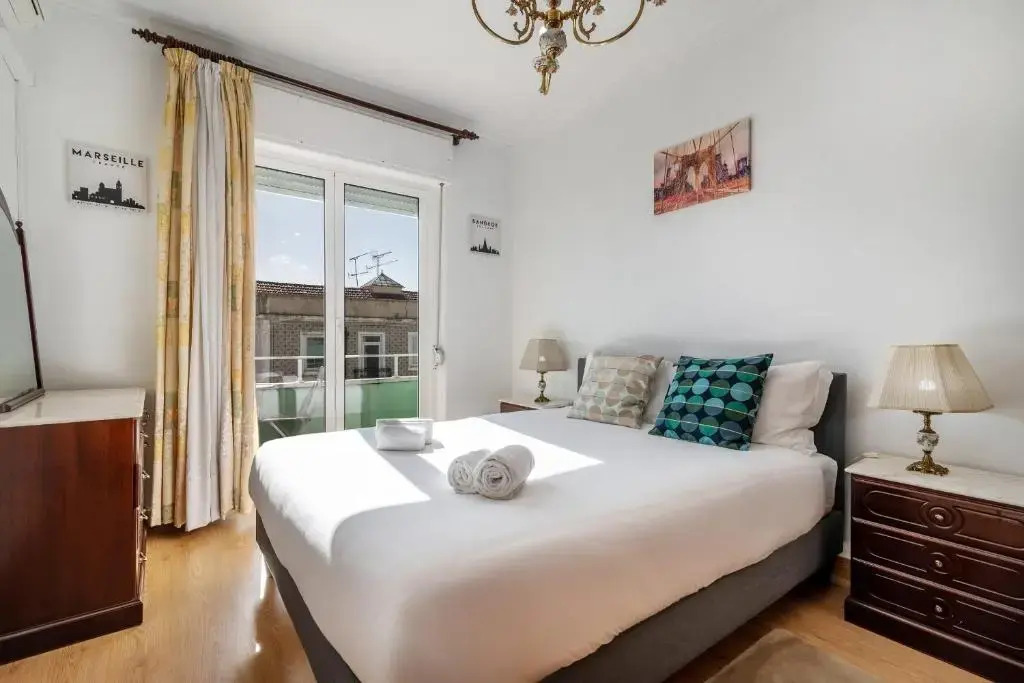 Bright Flat for 6 in Central Graça by GuestReady