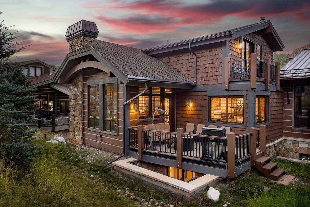 Amazing Pet-Friendly Executive Home, Ski-In Walk-Out - LR884 by Redawning