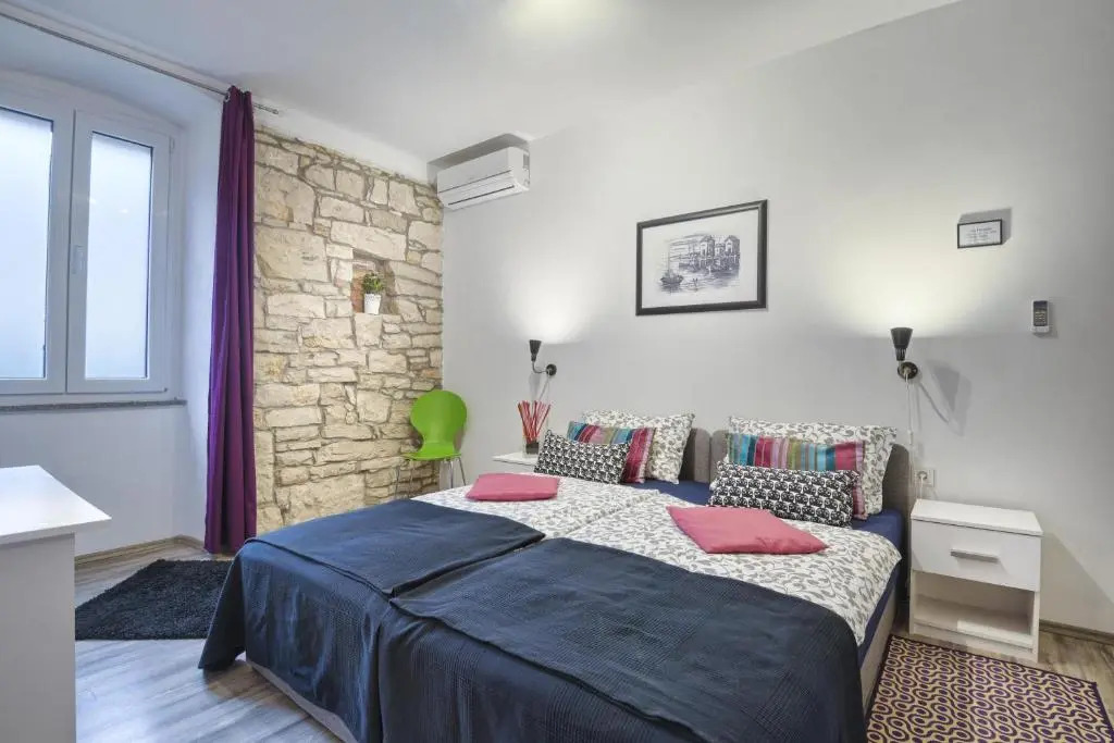 Top Center Rooms & Studio