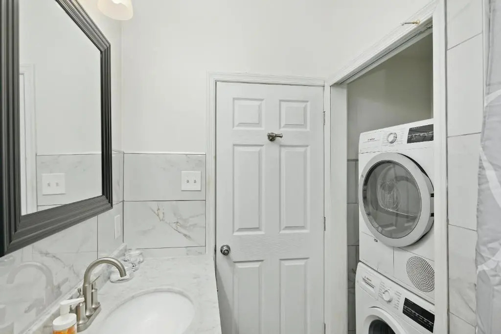 Modern 2br - Steps to Main St. & Parking Avail.