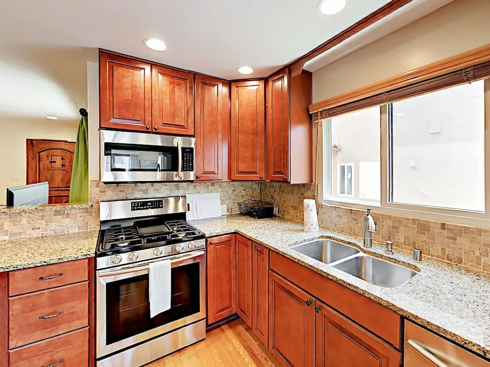 1731 Plum Street Duplex Unit B - 3 Br apts by RedAwning