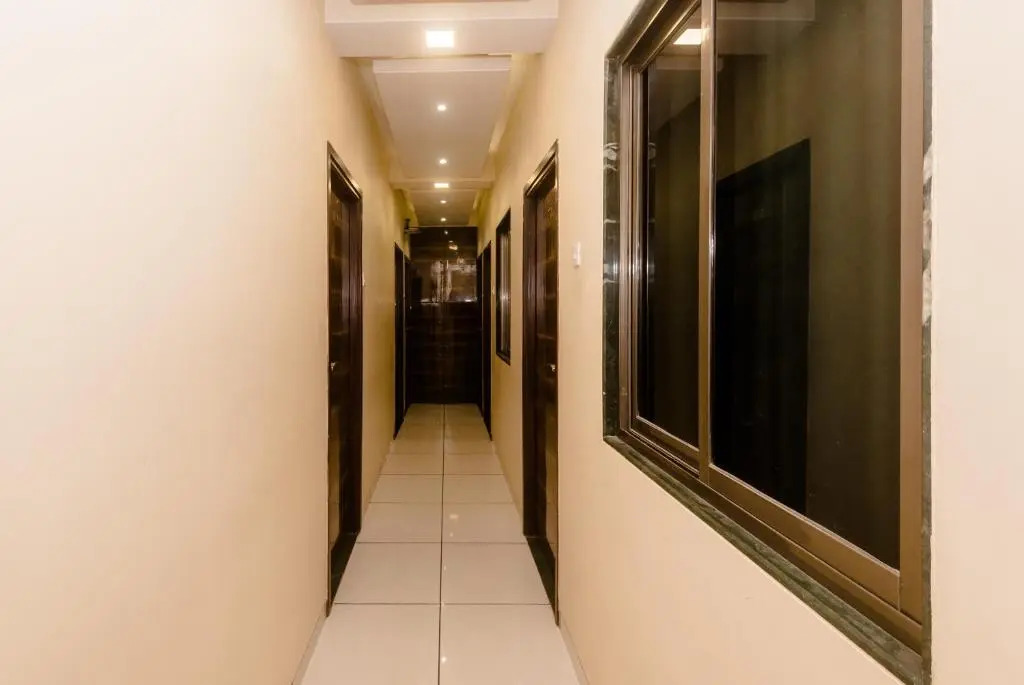 OYO 5352 Hotel Airport Metro
