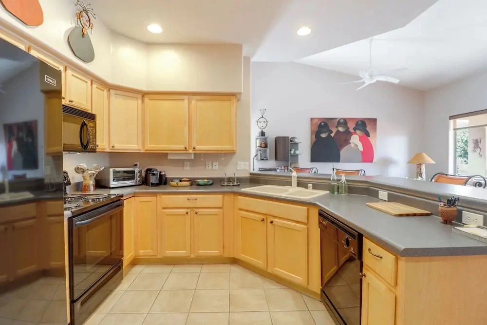 Golf, Hike & Unwind: Oro Valley Townhome w/ Patio