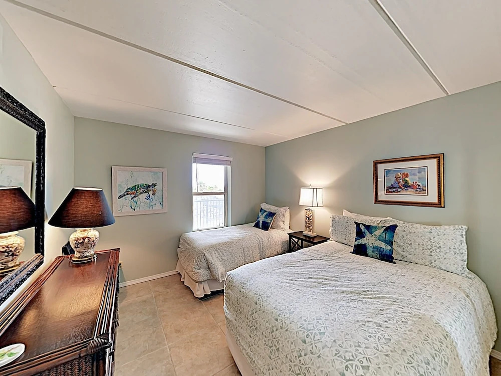 Beachfront W/ Pool & Balcony - Walk To Beach 2 Bedroom Condo