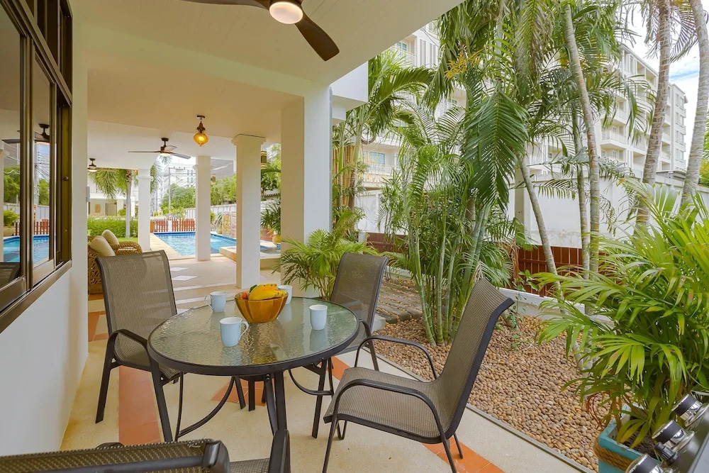 Pool villa  4 BR walking to Beach HV