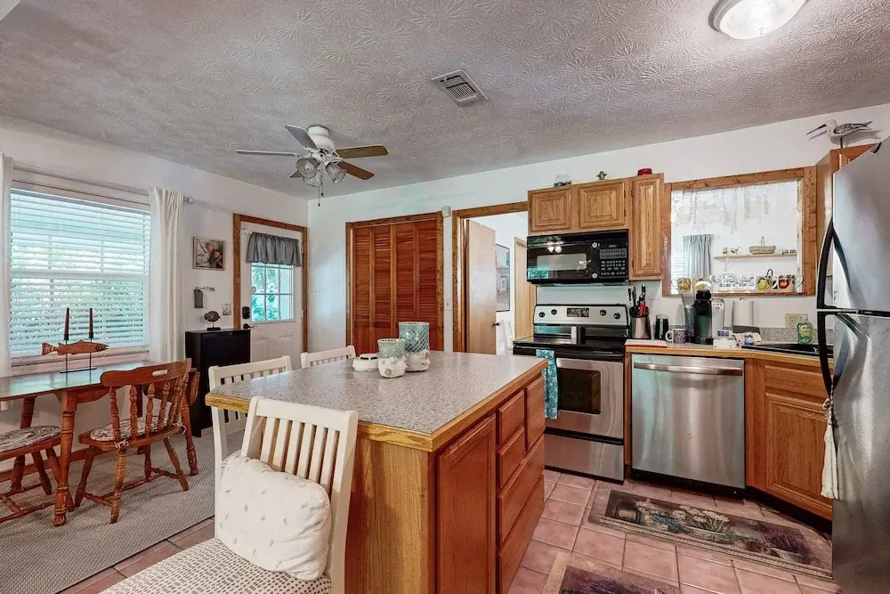 Cozy Cottage Near the Beach With Internet, AC, Washer/dryer