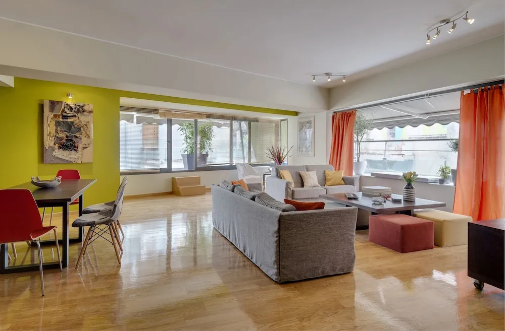 Minimal apt next to Acropolis