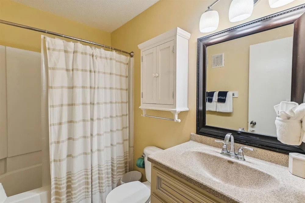 Venus 219 - 2nd Floor 1 BR on Okaloosa Island with easy beach access by RedAwning