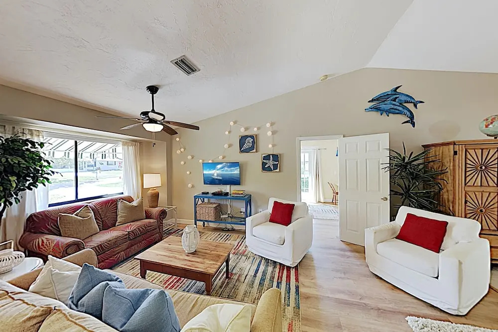 Lovely Creekside Setting - Dock, Tandem Kayak, Boat Ramp 3 Bedroom Home