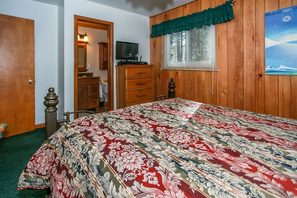 1906-berghuette 2 Bedroom Home by RedAwning