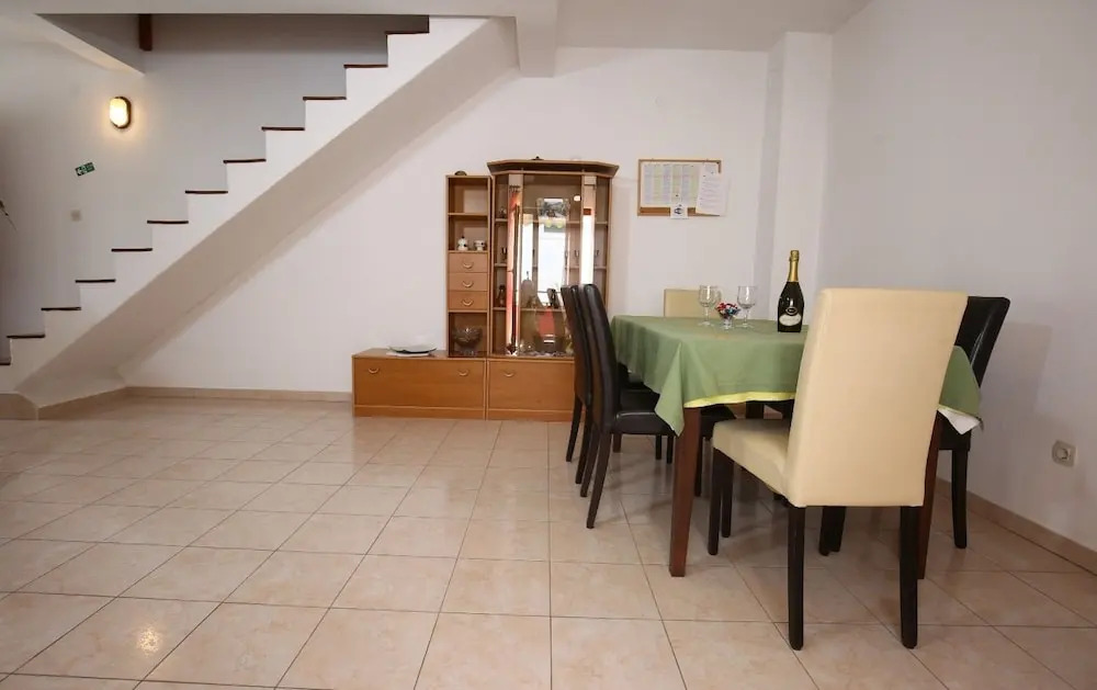 Neda - Perfect Location & Free Parking - A3