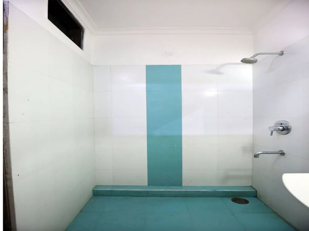 Hotel Holiday Comfort - 800 mts from Jallianwala Bagh