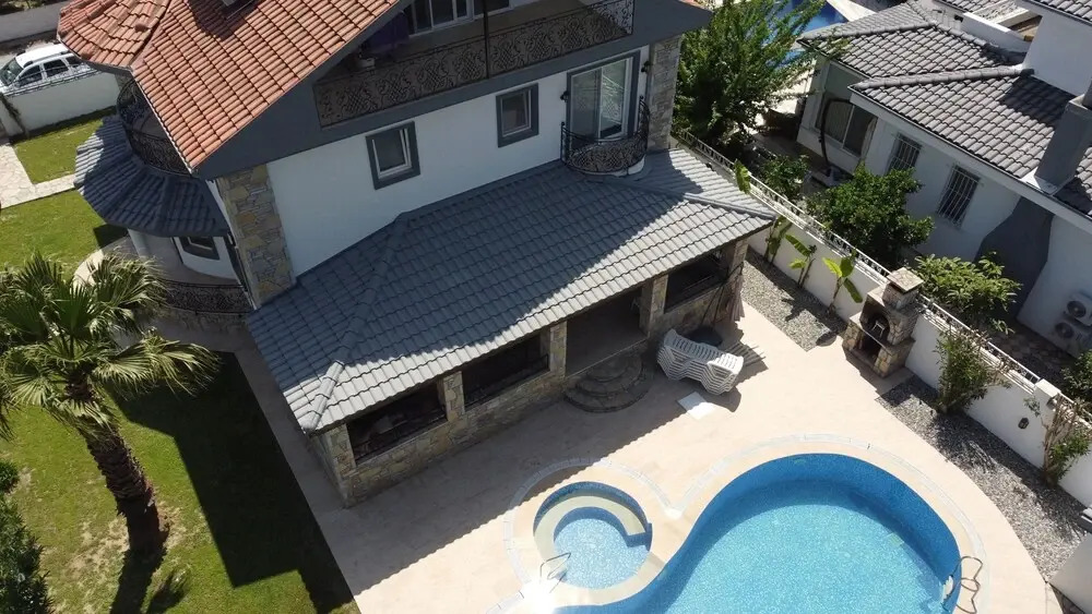 Immaculate 4-bed Villa With Large Garden and Pool