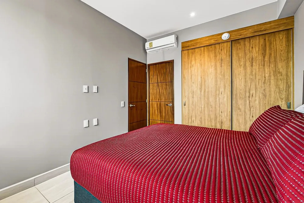 Modern Condo With Rooftop Pool, Balcony, gas Grill & gym Access