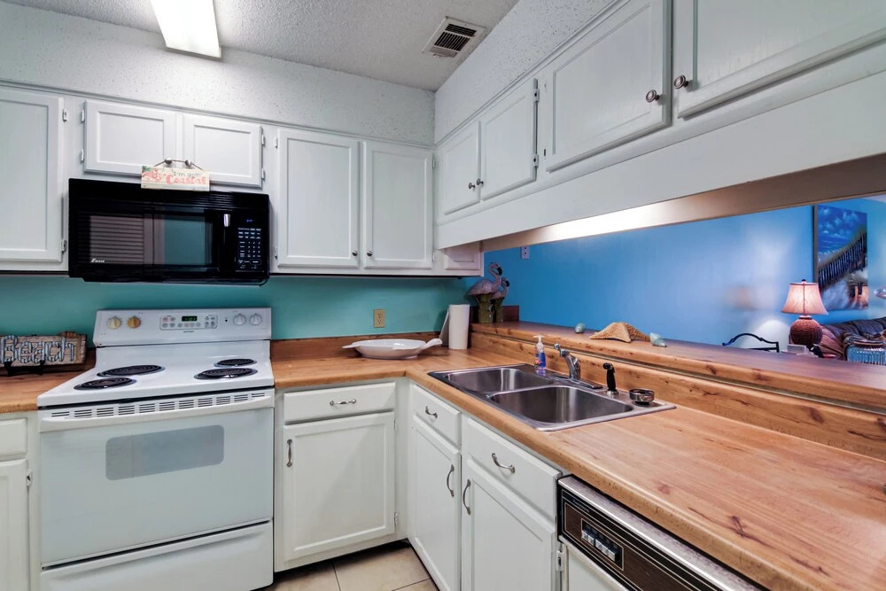 Destin Townhome w/ Balcony - Walk to the Beach!