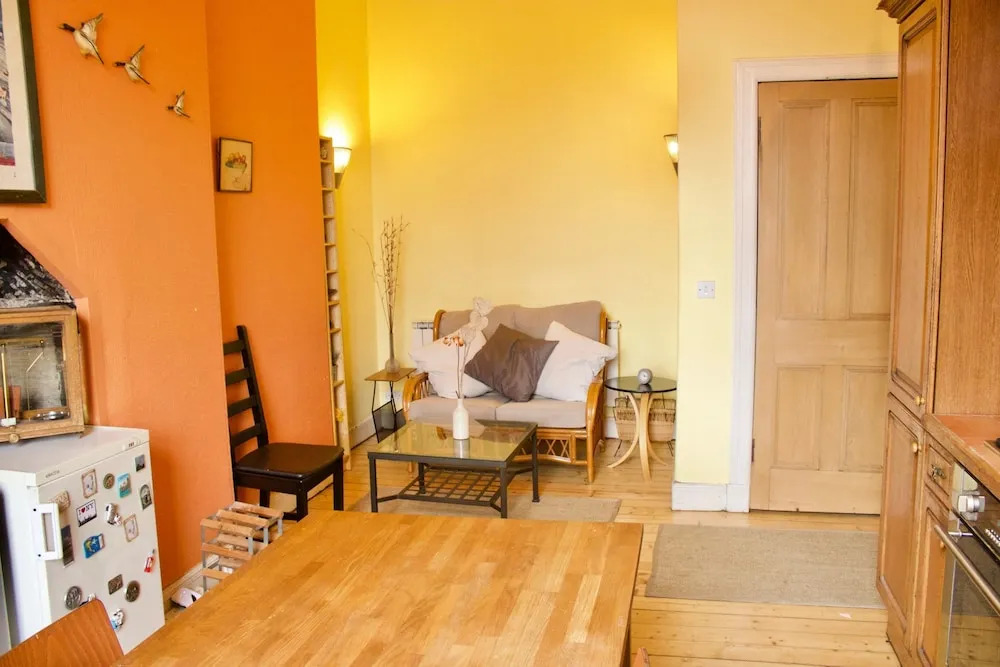 2 Bedroom Flat In Morningside