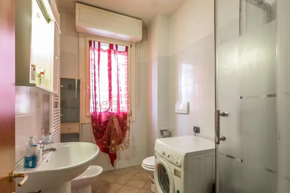 Dossetti in Bologna with 1 bedrooms and 1 bathrooms