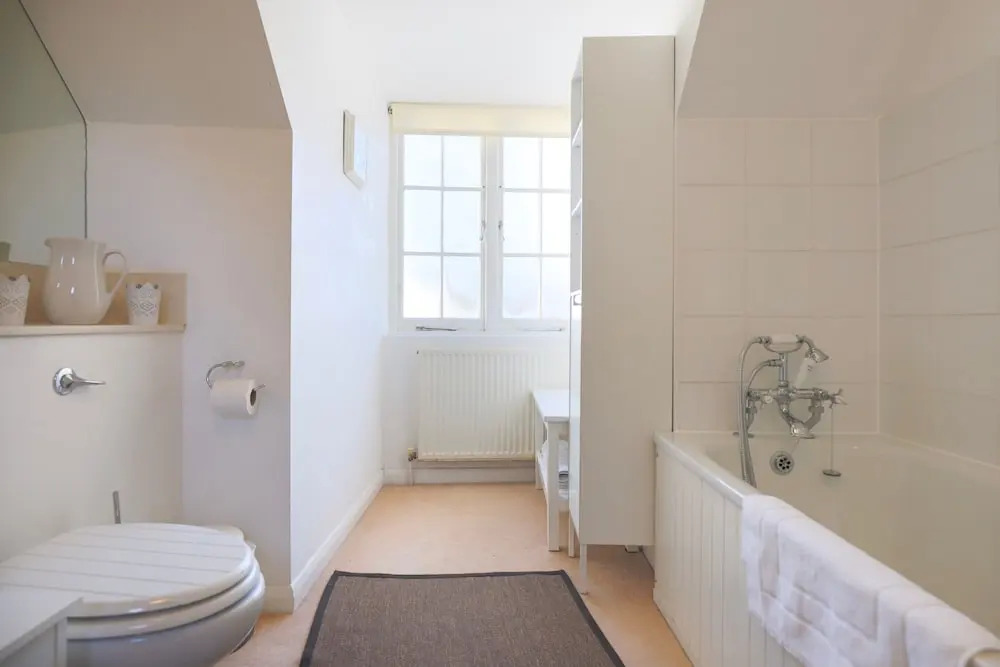 Stunning 3 Bedroom Home With Private Back Garden