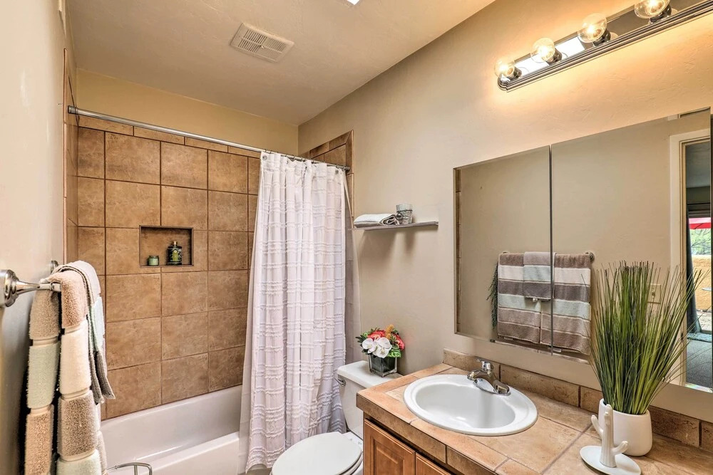 Tucson Townhome: 11 Mi to Dtwn - Long-term Stays!
