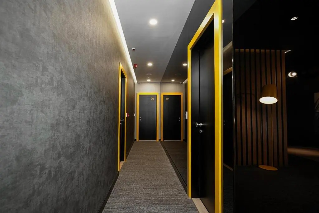 Maccani Black Luxury Suites