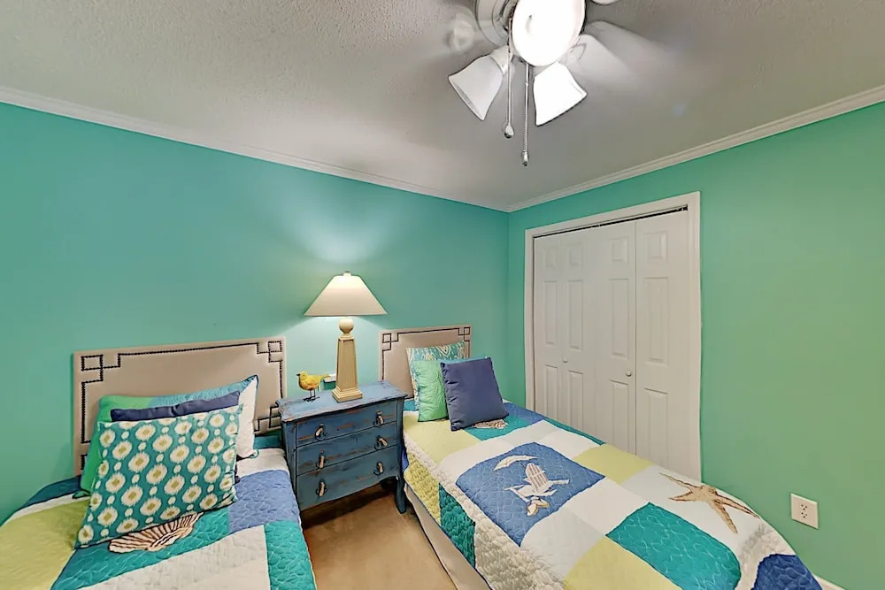 Top-floor Beachfront W/ Pool & Balcony 2 Bedroom Condo