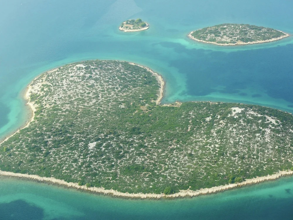 Affordable two Storey Island House 400m Away From the Beautiful Sandy Beach