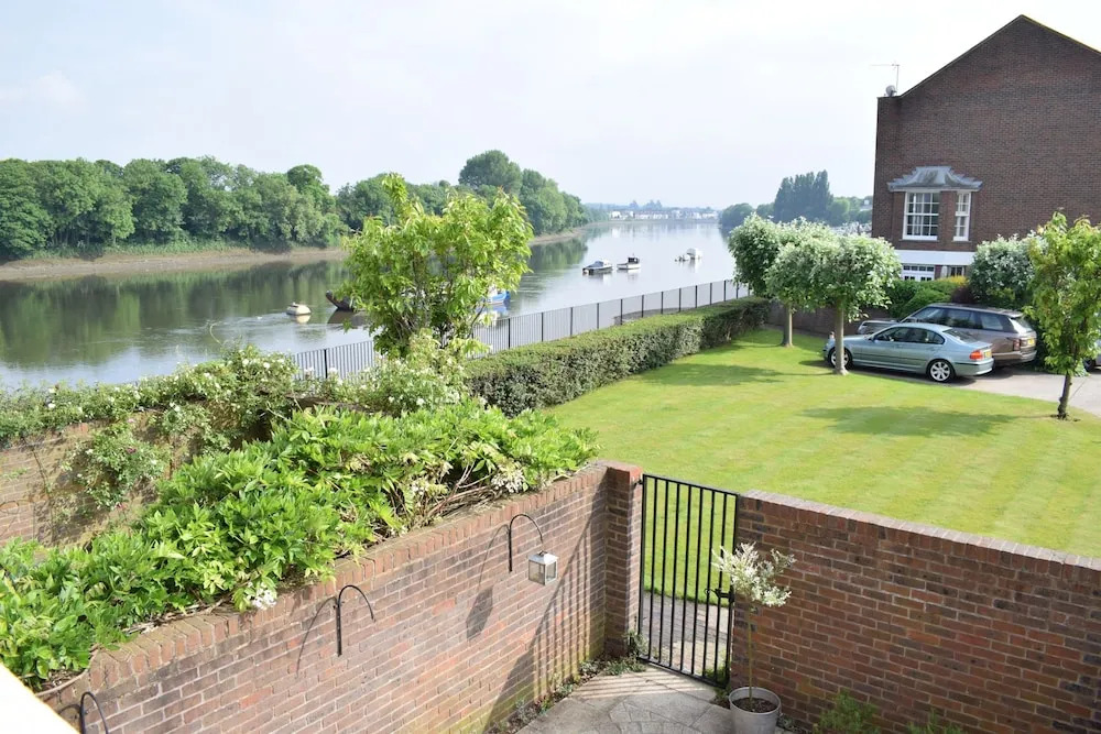 5 Bedroom House With Riverside View