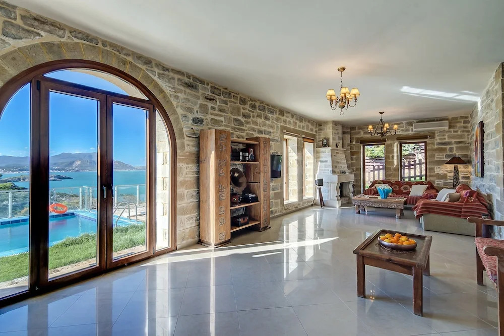 Hectoras Villa in Plaka BY APOKORONAS-VILLAS