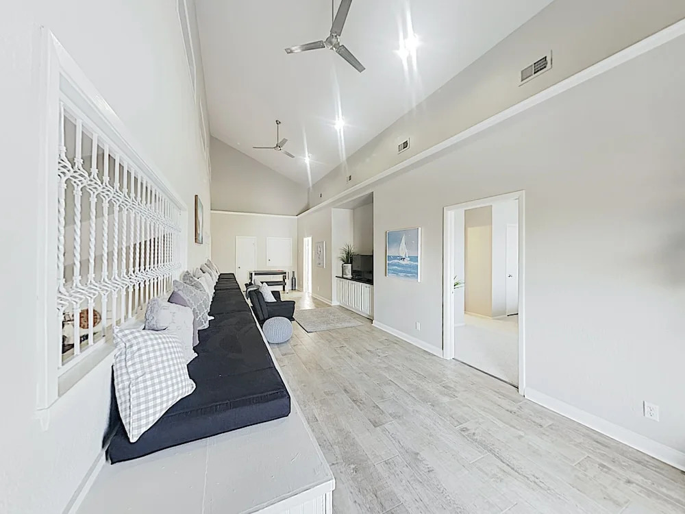 New Listing! Chic Karankawa , 1 Block To Beach 3 Bedroom Home